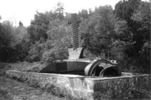 Il monumento presso la gola che sovrasta la Masseria Albaneta.