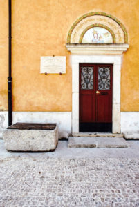 L’ingresso della chiesetta.