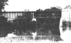 San Giorgio a Liri. Il ponte in ferro sul Liri “in servizio” dal 1876 al 1944 (Archivio C. Jadecola).