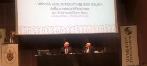 A sinistra il prof. Lutz Klinkhammer nel corso del suo intervento, al centro il presidente della Banca Popolare del Frusinate Domenico Polselli e il presidente del Cdsc-Onlus Gaetano de Angelis-Curtis.