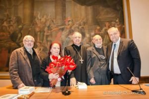 Dalla destra: l’ing. Carlo Maria D’Alessandro, il prof. Franco Gigante, l’abate d. Donato Ogliari, la dott.ssa Ornella Mariani e Gaetano de Angelis-Curtis (foto Michele Di Lonardo per g.c.).