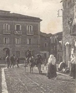 Scorcio di piazza Pasquale Pelagalli della Aquino di una volta, da una cartolina d’epoca.