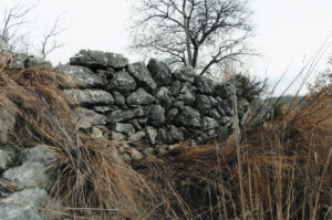 Muro a secco di contenimento a Campopiano, Comune di Belmonte Castello.