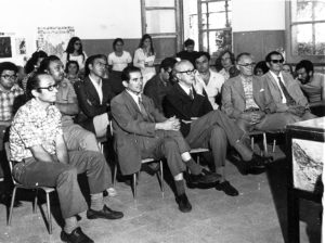 Il prof. Giuseppe Cataldi (terzo da sinistra) nel corso di una conferenza scientifico-divulgativa tenuta dal Gruppo «Spallanzani-Pasteur» di Cervaro in un’aula della locale Scuola Elementare.