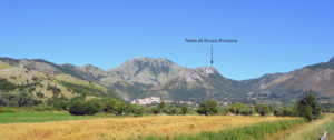 Fig. 1. Veduta panoramica di Monte Sambùcaro, con Serra di Rocca Romana, dalla Piana di Ceppagna.