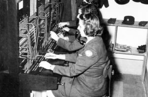 Caserta 1944: soldatesse del Women's Army Corps (WACS) a lavoro in uno dei centralini per le comunicazioni militari (Archivio NARA)