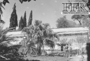 Caserta primavera 1944, Giardino inglese della Reggia: truppe acquartierate nell'area delle serre (Fondo Fotodocumentale Russo).