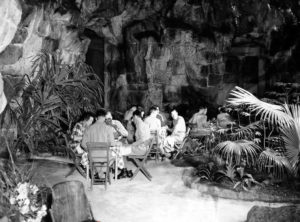 Caserta 31 agosto 1944, Criptoportico della Reggia: nel Giardino inglese si consuma una cena organizzata da un ufficiale del famoso Devers Camp americano (Archivio NARA).