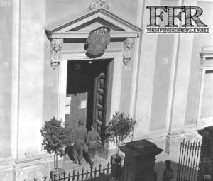 Caserta 1944: soldati americani entrano dal vecchio ingresso principale della ferita Chiesa del Sacro Cuore di Maria (Salesiani) per assistere alla SS. Messa (Fondo Fotodocumentale Russo).