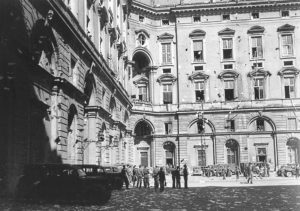 Caserta 7 maggio 1945, Cortile interno della Reggia: le truppe presenti nel grande HeadQuarters alleato festeggiano la fine della guerra sul fronte occidentale (Archivio NARA).