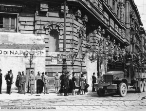 Foto 1: Napoli 3 ottobre 1943. Colonna motorizzata di soldati americani entra in città dopo la fuga dei nazisti (g.c. National Archives & Records Administration – USA).