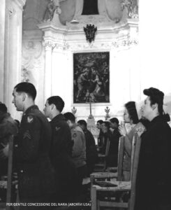 Foto 10: Manduria 16 marzo 1944. Soldati e WACs partecipano regolarmente alle funzioni religiose locali in virtù dell’ampia presenza di cattolici tra i ranghi militari americani (g.c. National Archives & Records Administration – USA).