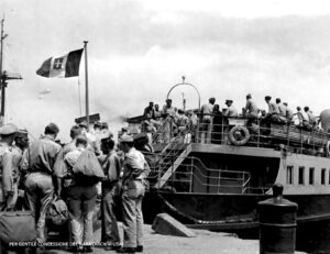 Foto 11: Napoli 1 settembre 1944. Soldati americani e WACs salgono a bordo della motonave Parthenope che li porterà a Capri, nel Rest Camp più bello e famoso del sud Italia occupato dagli Alleati (g.c. National Archives & Records Administration – USA).