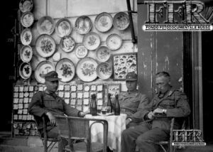 Foto 2: Amalfi 1942. Soldati tedeschi riposano in Piazza Flavio Gioia, di fronte al mare della gettonatissima Costiera amalfitana, godendo dei prodotti tipici locali (g.c. Fondo Fotodocumentale Russo). 