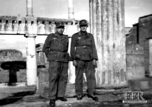 Foto 5: Pompei 1943. Soldati tedeschi si fanno scattare una bella foto ricordo all’interno dell’area archeologica (g.c. Fondo Fotodocumentale Russo). 