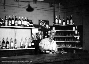 Foto 6: Napoli 1944. Un barman militare posa mentre versa un liquore in uno dei bar riservati alle truppe alleate (g.c. National Archives & Records Administration – USA).