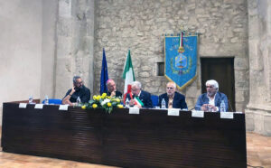 Acquafondata, chiesa di Sancta Maria de Centumcellis, 23 agosto 2019: (da sx) p. Adriano Pannozzo, padre guardiano del santuario della Madonna dei Lattani di Roccamonfina; S.E. mons. Gerardo Antonazzo vescovo della Diocesi di Sora, Cassino, Aquino, Pontecorvo; Antonio Di Meo sindaco di Acquafondata; Gaetano de Angelis-Curtis presidente del Cdsc-Onlus; e l’arch. Silvano Tanzilli.