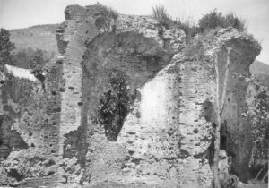 Resti dell’edificio romano rilevato da Antonio Sangallo in una foto dell’anteguerra.