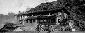 Il rifugio Marinelli-Bombardieri in una foto storica (1925).