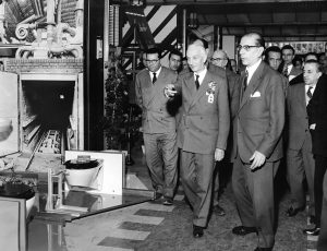 Il presidente del Consiglio Antonio Segni in visita alla Fiera di Milano nel 1957.