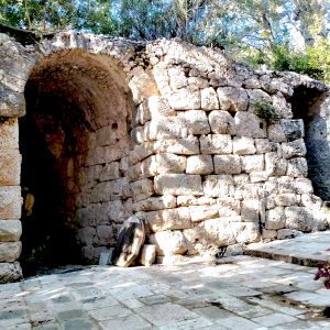 Mura di Pirae con porta di ingresso.