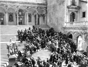 La scena della folla che si riversa negli interni del monastero nel film Montecassino nel cerchio di fuoco.