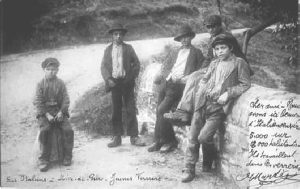 Fanciulli italiani lavoratori di una vetreria in Francia.